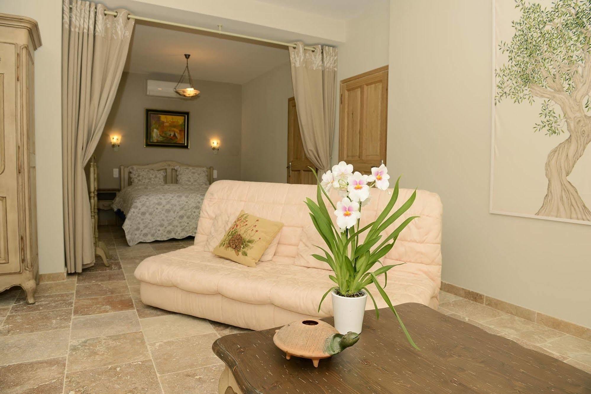Mas De Carabelle Bed & Breakfast La Roque-Alric Exterior photo